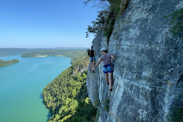 La via ferrata du lac de Vouglans se situe sur la commune de Moirans-en-Montagne.