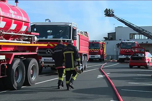 Une quarantaine de pompiers a été mobilisée pour venir à bout de l'incendie d'une maison de santé à Montredon-Labessonnié (81).