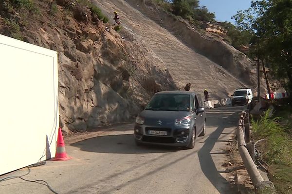 La route menant à Coaraze a rouvert ce jeudi matin. Cinq mois après un énorme éboulement, les habitants sont soulagés.