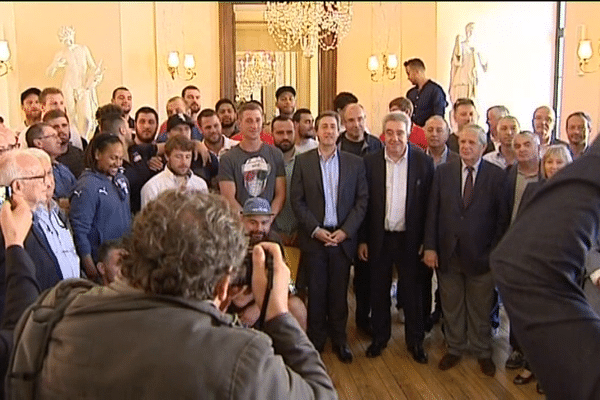 Lors d'une réception officielle en mairie, les joueurs et les dirigeants du stade aurillacois ont été félicités et remerciés par le maire pour avoir "porté si loin les couleurs d'Aurillac"