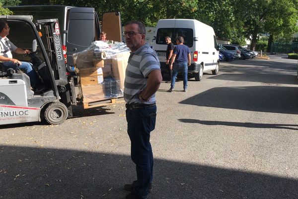 Yves Couvreur, président des vignerons indépendants, déménage les bouteilles et les documents administratifs avec ses collègues vignerons.