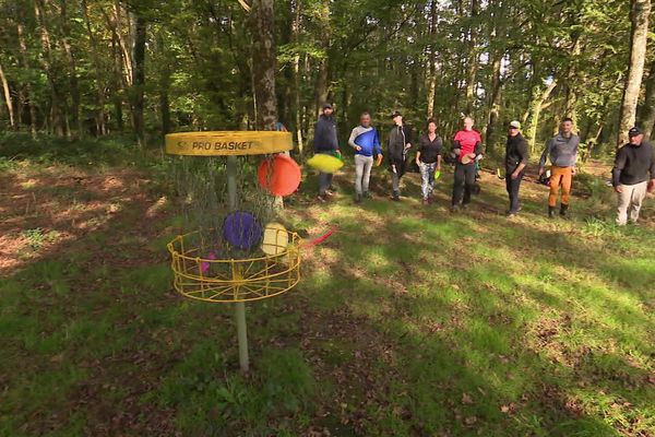 Partie de disc golf à la Prévalaye à Rennes