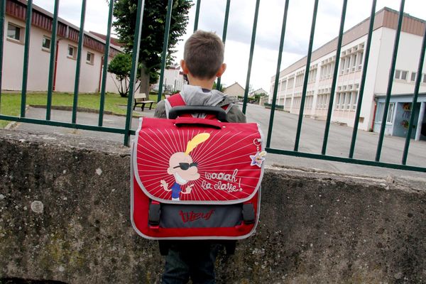 Face au harcèlement scolaire, le ministère de l'Education Nationale a mis en place un programme de lutte. Mais trop souvent c'est encore l'isolement et l'exclusion que vivent les enfants victimes.