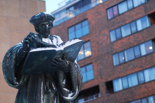 La statue d'Erasme, à Rotterdam.