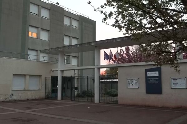 Le collège des Sablons à Viry-Chatillon, à proximité duquel s'est produite l'agression de l'adolescent jeudi 4 avril.