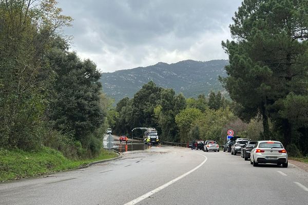 La RT 10 entre Bocognano et Tavera a été inondée.