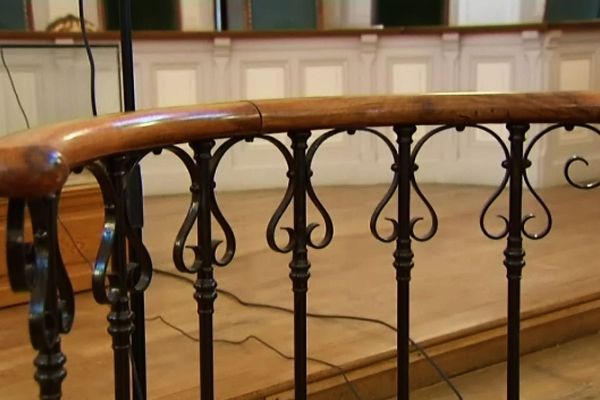 La barre de la salle d'audience au tribunal d'Auxerre