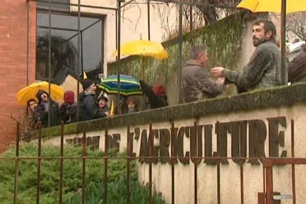 Ce matin devant la Chambre d'Agriculture à Cahors