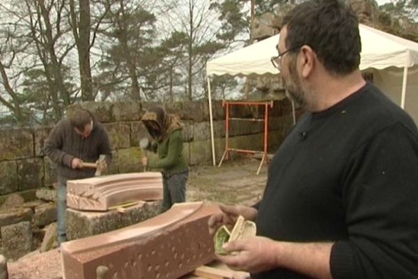 Les bénévoles restaurent le château du Schoeneck 