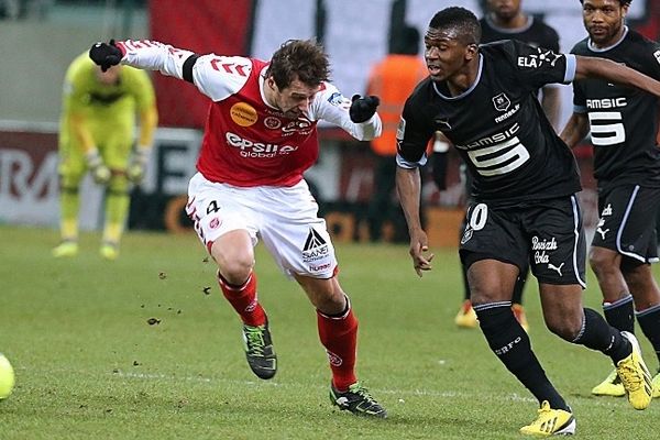 Le milieu de terrain du Stade de Reims Grzegorz Krychowiak et le milieu de terrain du Stade Rennais Sadio Diallo