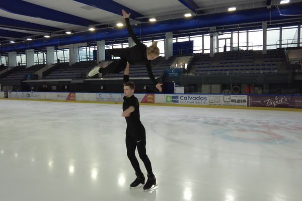 Oxanna Vouillamoz et Flavien Giniaux sur la patinoire de Caen