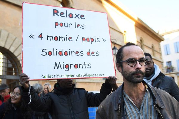 Cédric Herrou devant le Palais de justice d'Aix-en-Provence en novembre 2017. Photo Anne-Christine Poujoulat/AFP