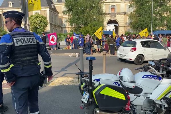 Des moyens policciers ont été déployés aux abords de la gendarmerie de Niort