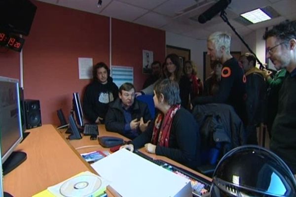 Toute la rédaction s'est réfugiée dans la salle de montage de LOCB