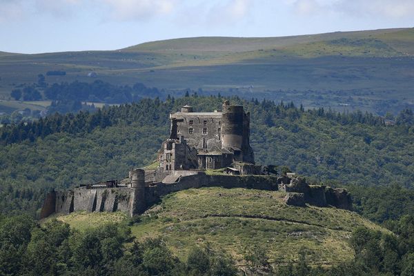 Perché sur un promontoire de basalte, le château de Murol émerge au-dessus des cimes environnantes