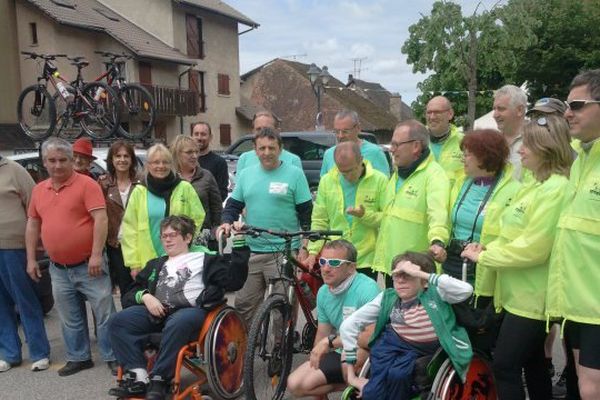 Coureurs et cyclistes entourent Théo et Corentin 