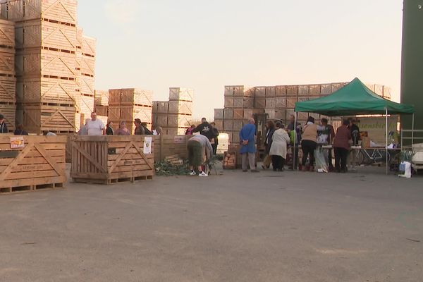 Les légumes sont vendus en vrac dans des gros bacs où les gens se servent librement.