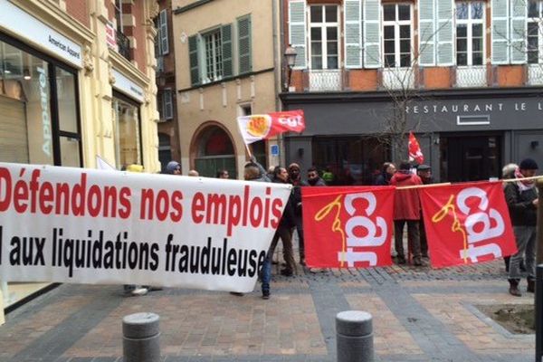 Rassemblement devant le tribunal de commerce