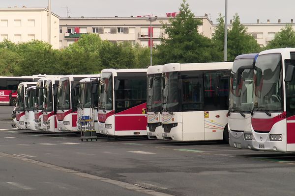 Beaucoup de bus sont restés au dépôt de Mondeville (14) ce lundi 19 juin 2023, en raison d'un mouvement de grève.