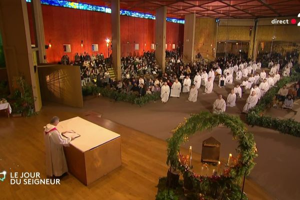 Image de la messe célébrée ce dimanche 11 décembre à Taizé (Saône-et-Loire)