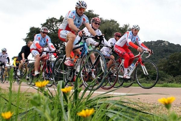 Bernard Hinault (second en partant de la gauche), membre du dirictoire du Tour de France cycliste sur les routes corses, en mars 2013