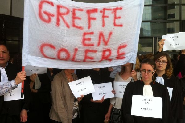 Les personnels du greffe de Grenoble manifestent devant le palais de justice