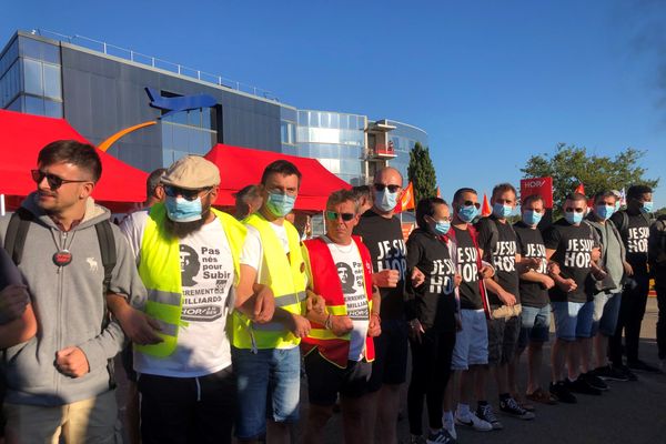 Manifestation des salariés de Hop devant le siège social à Bouguenais près de Nantes, le 30 juillet 2020