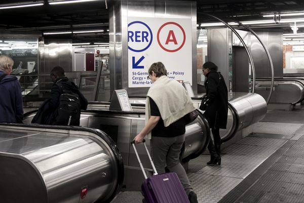 L'entrée d'une gare du RER A.