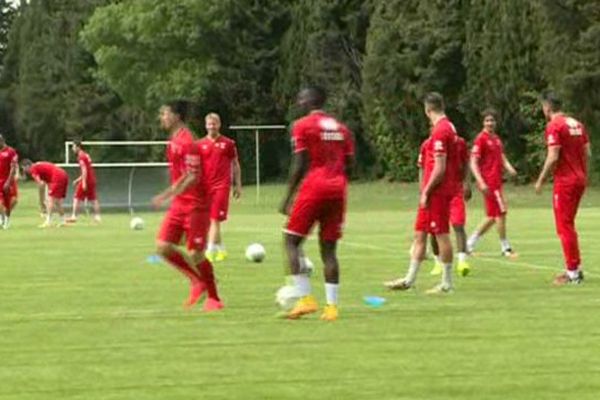 Le Nîmes Olympique à l'entraînement - archives