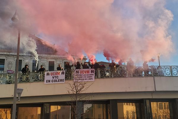 Mobilisation des chauffeurs VTC sur le parvis de la Gare Saint-Charles à Marseille