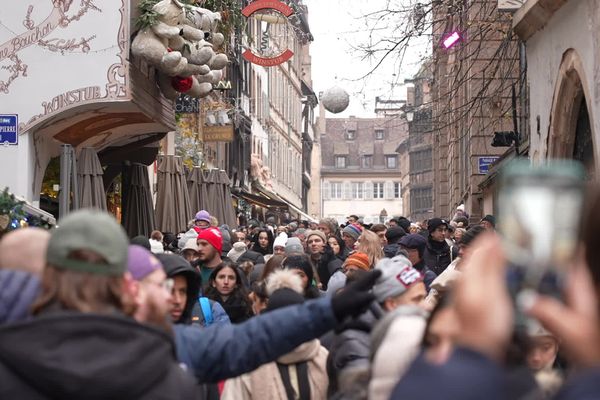 La foule se presse dans les rues de Strasbourg (Bas-Rhin), samedi 30 novembre 2024, pour son marché de Noël.