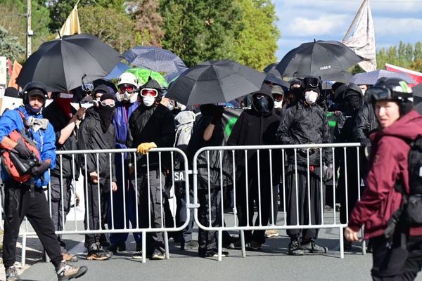 Des personnes habillées de noir, masquées, casquées ont participé à la manifestation contre l'A69, samedi 21 octobre 2023 dans le sud du Tarn, et ont attaqué les locaux de deux entreprises locales.