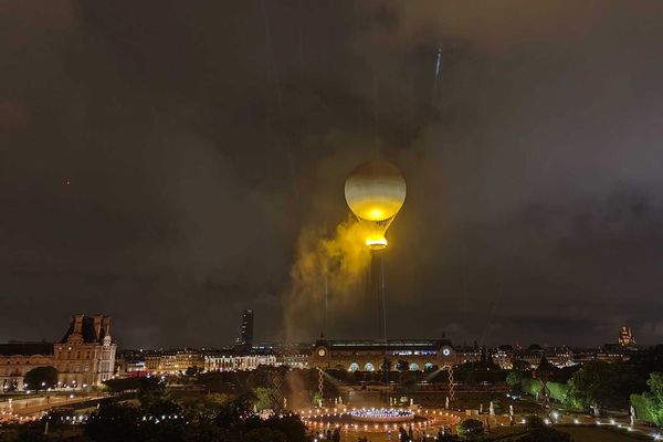 La montgolfière qui accueille la vasque, allumée par Teddy Riner et Marie-José Pérec, est montée dans le ciel de Paris à la fin de la cérémonie d’ouverture des JO de Paris 2024, vendredi 26 juillet.