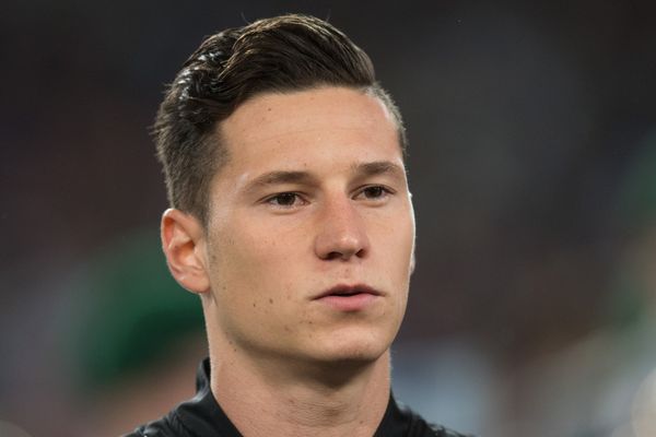 Julian Draxler chante l'hymne national allemand durant le match de qualification de la Coupe du monde contre l'Irlande du Nord, à Hanovre, en Allemagne, le 11 octobre 2016.