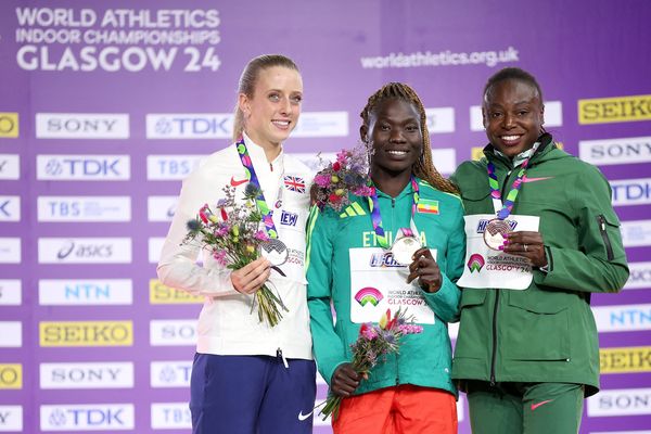 (En partant de la gauche) Médaille d'argent pour Jemma Reekie (Grande-Bretagne), médaille d'or pour Tsige Duguma (Ethiopie) et le bronze pour Noélie Yarigo (France) lors de la cérémonie du podium des 800 m au championnat du monde d'athlétisme à Glasgow, le 03 March 2024.