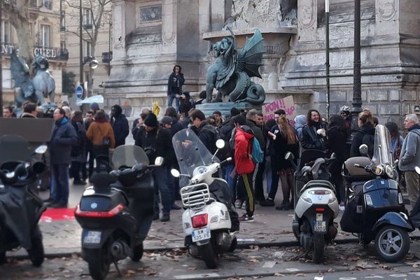 Des lycéens manifestent devant la Fontaine Saint-Michel à Paris (6e), ce mardi 11 décembre.