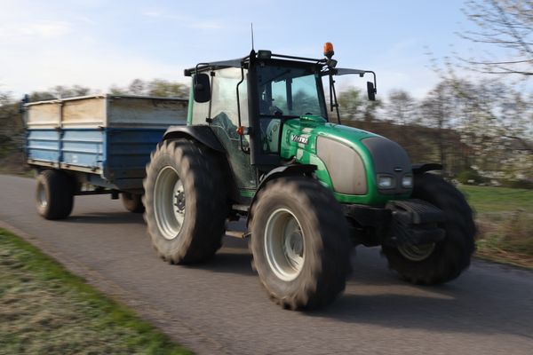 Le tracteur avec remorque a chuté dans un ravin d'une dizaine de mètres de profondeur dans le département du Tarn, mercredi 19 juin (Illustration).