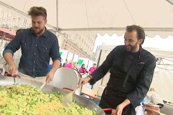 Le nordiste Florent Ladeyn et Cyril Lignac participent à la préparation de cet étrange repas.