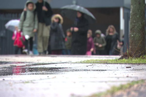 Aucun enfant ni aucun adulte ne souhaite être reconnu car "le climat est trop tendu" et par crainte d'éventuelles repérsailles. Valence, quartier du Plan, le 26 mars 2024