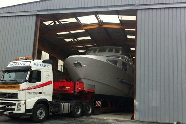 La Douce France sort de son hangar pour être mise à l'eau