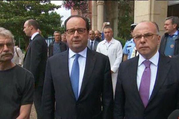 François Hollande à St Etienne du Rouvray. Le président est accompagné de Bernard Cazeneuve, ministre de l'intérieur et de Hubert Wulfranc, maire de la commune.