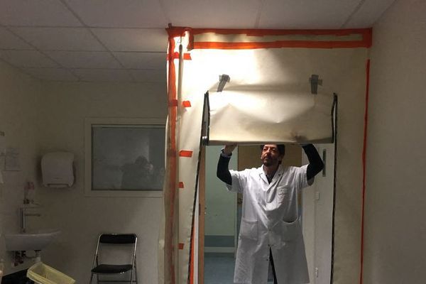 Cette chambre des Urgences du CHU d’Amiens est aménagée pour recevoir des cas suspects de Coronavirus.