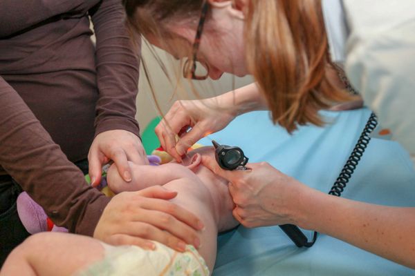 Un bébé est examiné aux urgences du centre hospitalier de Douai.