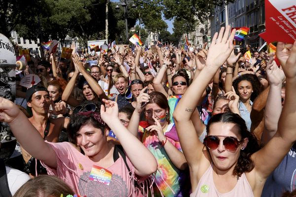 Environ 3000 personnes ont descendu la Canebière lors du défilé Pride Marseille 2017.