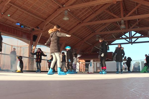 La patinoire de la jonction à Decize est en plastique. Ce qui permet à la municipalité de faire des économies sur la facture en énergie.