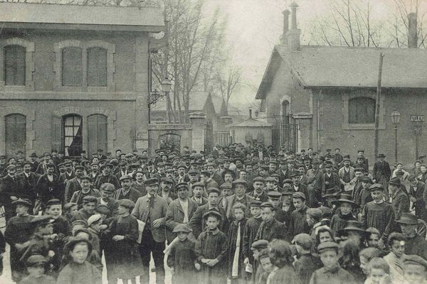 La sortie des ouvriers des ateliers du Toulon au début du XXème siècle. 