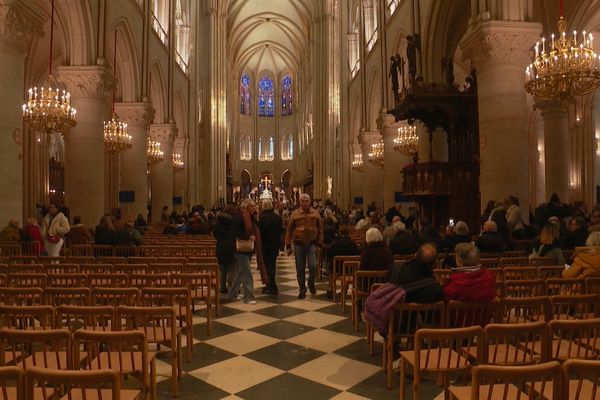 Les touristes s'arrachent les souvenirs liés à Notre-Dame de Paris.