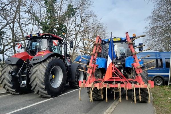 Des tracteurs bloqués par les gendarmes, à hauteur de Châteauneuf-sur-Loire.