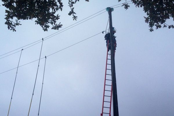 Des agents d'ERDF travaillent sur le réseau de distribution moyenne tension, ici à Saint-Point