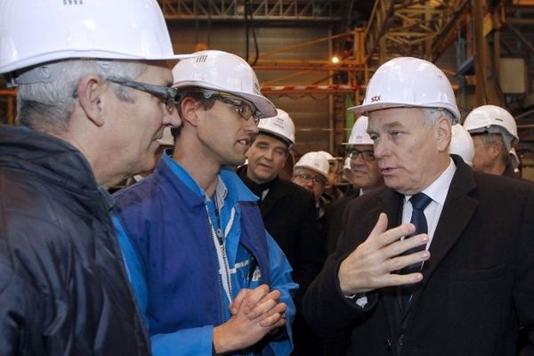 Le premier ministre jean-Marc Ayrault discute avec des ouvriers du chantier naval STX à Saint-nazaire